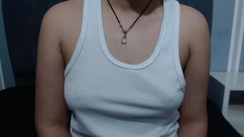 Snapshot of vainilla_cam chatting on January 26, 2025, 2:03 am Vainilla online show from January 26, 2025, 2:03 am