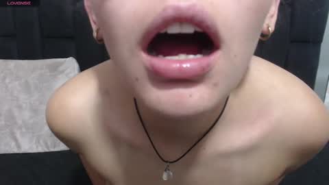 Snapshot of vainilla_cam chatting on February 9, 2025, 8:22 am Vainilla online show from February 9, 2025, 8:22 am