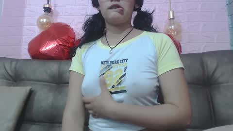 Snapshot of vainilla_cam chatting on February 14, 2025, 4:47 am Vainilla online show from February 14, 2025, 4:47 am