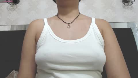 Snapshot of vainilla_cam chatting on February 18, 2025, 2:05 am Vainilla online show from February 18, 2025, 2:05 am
