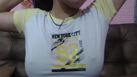 Snapshot of vainilla_cam chatting on February 19, 2025, 1:51 am Vainilla online show from February 19, 2025, 1:51 am