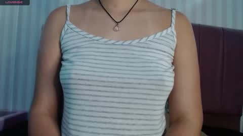 Snapshot of vainilla_cam chatting on February 24, 2025, 1:35 am Vainilla online show from February 24, 2025, 1:35 am