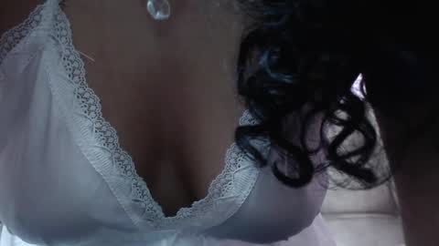 Snapshot of vainilla_cam chatting on March 3, 2025, 5:31 am Vainilla online show from March 3, 2025, 5:31 am