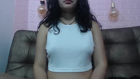Snapshot of vainilla_cam chatting on March 4, 2025, 5:00 am Vainilla online show from March 4, 2025, 5:00 am
