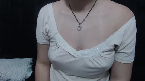 Snapshot of vainilla_cam chatting on March 9, 2025, 1:56 am Vainilla online show from March 9, 2025, 1:56 am