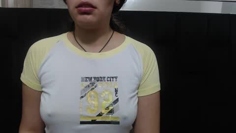 Snapshot of vainilla_cam chatting on March 10, 2025, 5:11 am Vainilla online show from March 10, 2025, 5:11 am