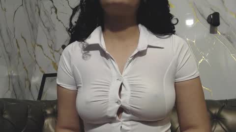 Snapshot of vainilla_cam chatting on September 29, 2025, 2:06 am Vainilla online show from September 29, 2025, 2:06 am