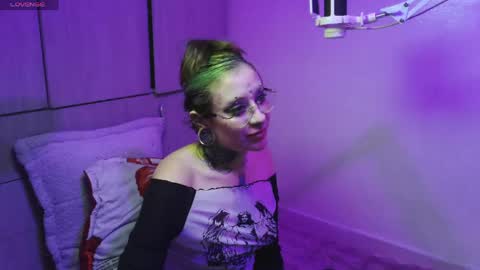 Vainilla Independent model online show from April 14, 2026, 1:22 am