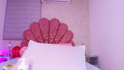 Snapshot of vaiolet_colls chatting on February 12, 2026, 12:00 pm Vaiolet colls online show from February 12, 2026, 12:00 pm