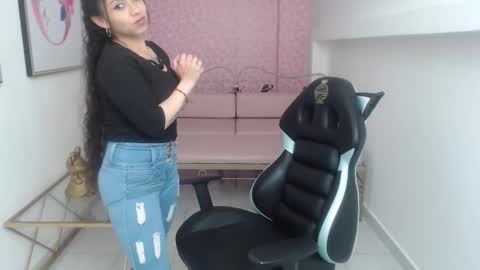 Snapshot of vaiolet_sinclaire chatting on October 29, 2025, 2:19 pm Vaiolet online show from October 29, 2025, 2:19 pm