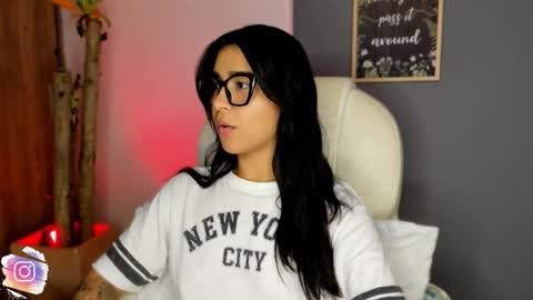 Snapshot of val_varago chatting on November 2, 2025, 12:57 am val_varago online show from November 2, 2025, 12:57 am