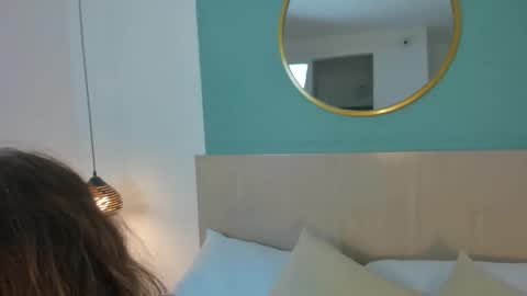 V AL E N online show from January 12, 2026, 1:27 pm