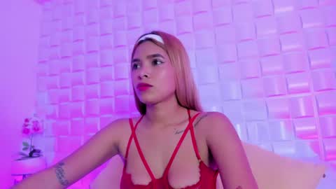Snapshot of valen_martinez_ chatting on June 3, 2026, 7:08 pm V A L E N online show from June 3, 2026, 7:08 pm