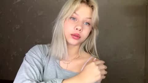 Snapshot of valenestimus chatting on November 28, 2025, 5:32 am Olachka online show from November 28, 2025, 5:32 am