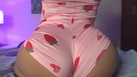 Snapshot of valentina_king18 chatting on October 28, 2025, 11:29 pm VALENTINA online show from October 28, 2025, 11:29 pm