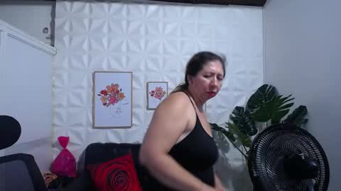 Snapshot of valentina_mature chatting on January 29, 2025, 9:39 pm Valentina online show from January 29, 2025, 9:39 pm
