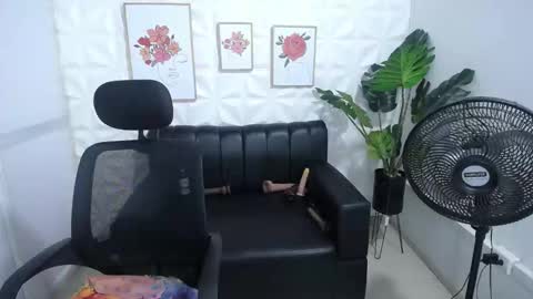 Snapshot of valentina_mature chatting on February 13, 2025, 9:27 pm Valentina online show from February 13, 2025, 9:27 pm