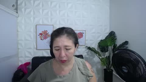 Snapshot of valentina_mature chatting on February 14, 2025, 10:14 pm Valentina online show from February 14, 2025, 10:14 pm