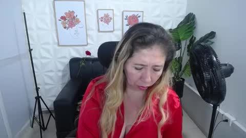 Snapshot of valentina_mature chatting on February 15, 2025, 10:33 am Valentina online show from February 15, 2025, 10:33 am