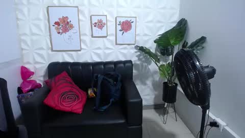 Snapshot of valentina_mature chatting on February 17, 2025, 11:09 pm Valentina online show from February 17, 2025, 11:09 pm