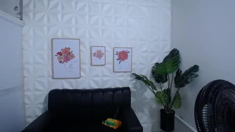 Snapshot of valentina_mature chatting on February 21, 2025, 10:37 pm Valentina online show from February 21, 2025, 10:37 pm