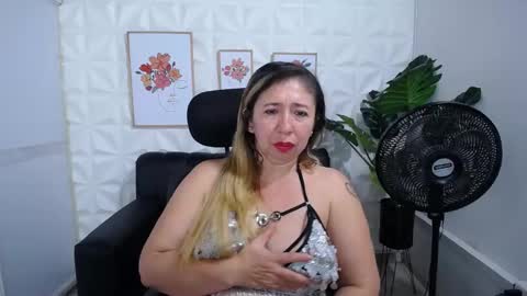 Snapshot of valentina_mature chatting on February 27, 2025, 10:15 am Valentina online show from February 27, 2025, 10:15 am