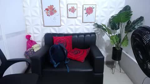 Snapshot of valentina_mature chatting on March 7, 2025, 8:44 pm Valentina online show from March 7, 2025, 8:44 pm
