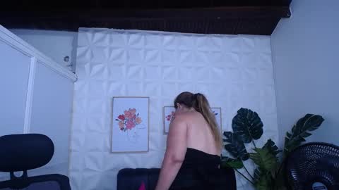 Snapshot of valentina_mature chatting on September 17, 2025, 12:01 am Valentina online show from September 17, 2025, 12:01 am