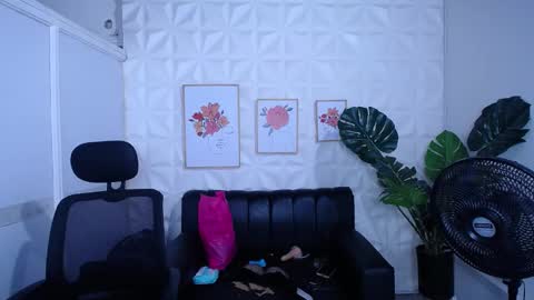 Snapshot of valentina_mature chatting on September 28, 2025, 1:22 am Valentina online show from September 28, 2025, 1:22 am
