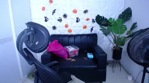 Snapshot of valentina_mature chatting on October 6, 2025, 10:29 pm Valentina online show from October 6, 2025, 10:29 pm