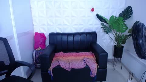 Snapshot of valentina_mature chatting on October 21, 2025, 10:10 pm Valentina online show from October 21, 2025, 10:10 pm