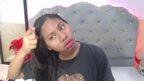 valentina vega online show from November 18, 2025, 3:01 am