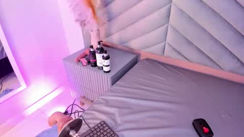 Mia  online show from November 15, 2025, 7:43 pm