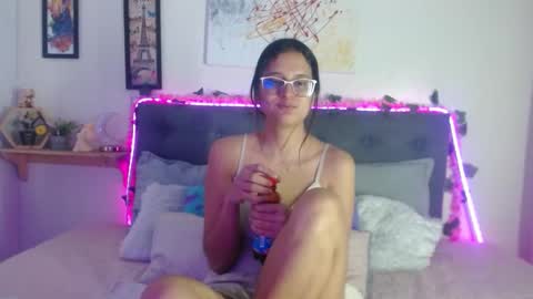 V A L E N T I N I online show from November 7, 2025, 7:58 pm