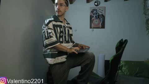 Snapshot of valentino_2201 chatting on April 1, 2026, 2:23 am Valentino - 15 OFF valentino2201 online show from April 1, 2026, 2:23 am