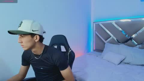 Snapshot of valentino_rey chatting on April 15, 2026, 12:01 pm valentino_rey online show from April 15, 2026, 12:01 pm