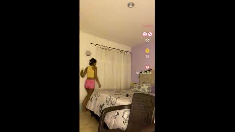 valeria  online show from October 24, 2025, 8:49 pm