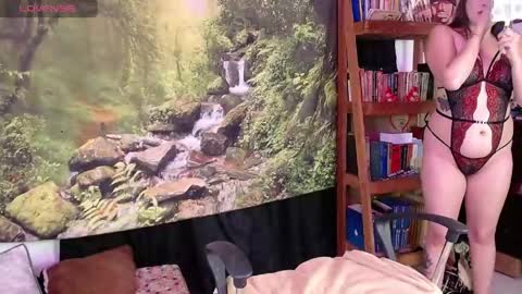 Snapshot of valerie_smile chatting on May 4, 2026, 2:18 am Valerie online show from May 4, 2026, 2:18 am