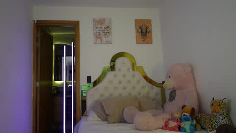 valeriecollinss_ online show from December 19, 2025, 6:04 pm