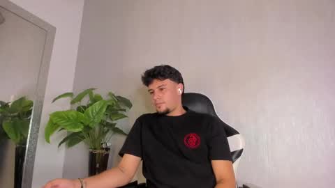 Snapshot of valetino_stonee chatting on May 29, 2026, 8:40 pm Valentino online show from May 29, 2026, 8:40 pm