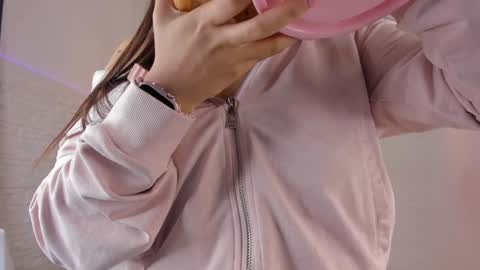 Snapshot of valloletsamar chatting on January 8, 2025, 11:32 am Vallolet Peach online show from January 8, 2025, 11:32 am