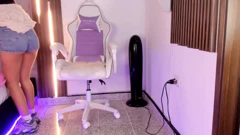 Snapshot of valloletsamar chatting on October 18, 2025, 11:44 am Vallolet Peach online show from October 18, 2025, 11:44 am