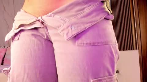 Vallolet Peach  online show from November 9, 2025, 11:52 am