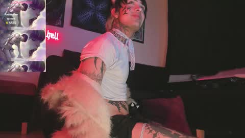 david guzman i model independenthelp me with a thumbs up online show from January 19, 2026, 1:53 am