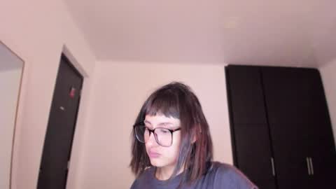 Snapshot of vandalovee chatting on October 6, 2025, 11:40 am Babi Alu online show from October 6, 2025, 11:40 am