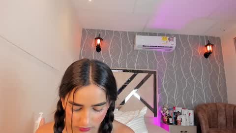 Snapshot of vanessa_guzman1 chatting on February 4, 2025, 6:49 pm online show from February 4, 2025, 6:49 pm