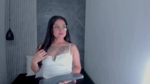 vanessamirren online show from October 5, 2025, 12:47 pm