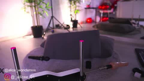 Vanessa Simon online show from February 16, 2025, 10:10 am