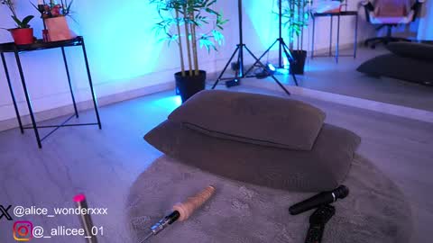 Vanessa Simon online show from March 8, 2025, 10:11 am