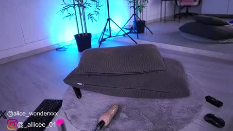 Vanessa Simon online show from March 10, 2025, 9:32 am